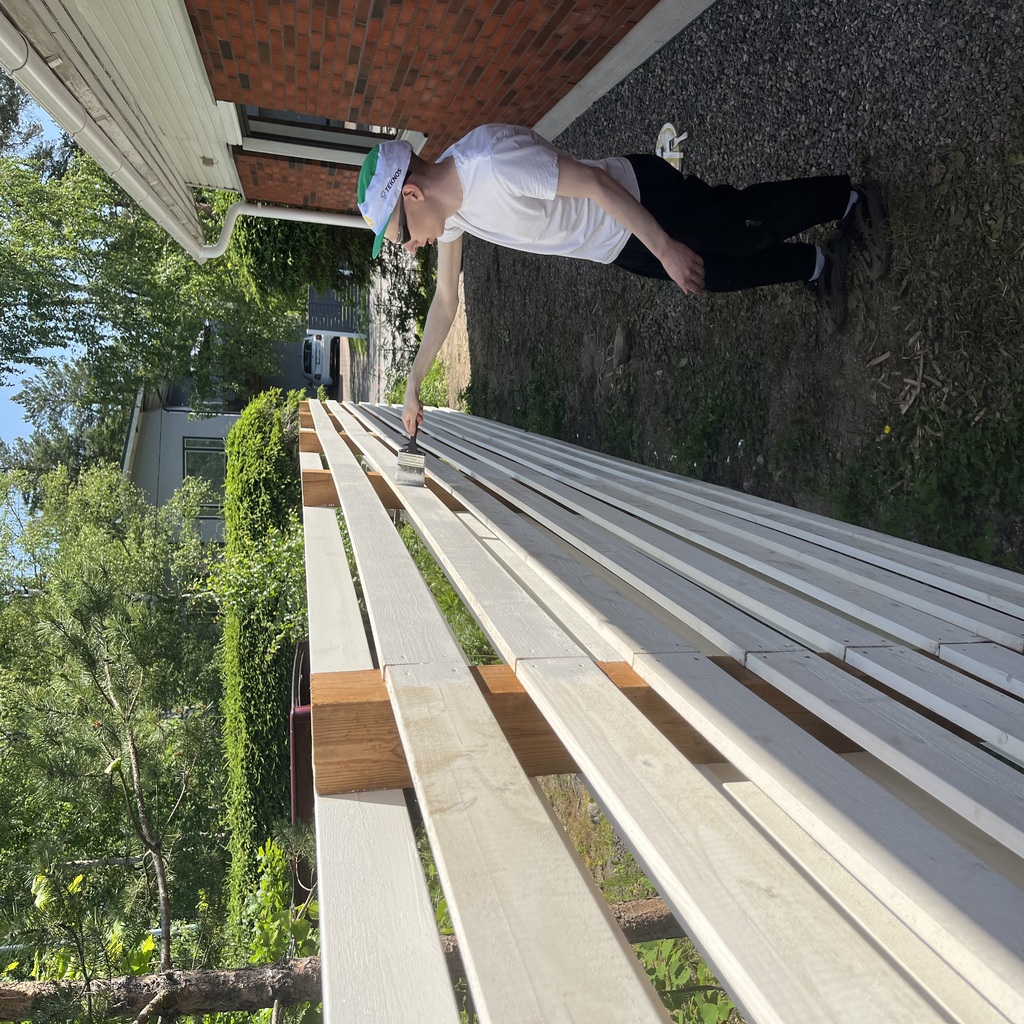 Ulkomaalaus talon julkisivussa