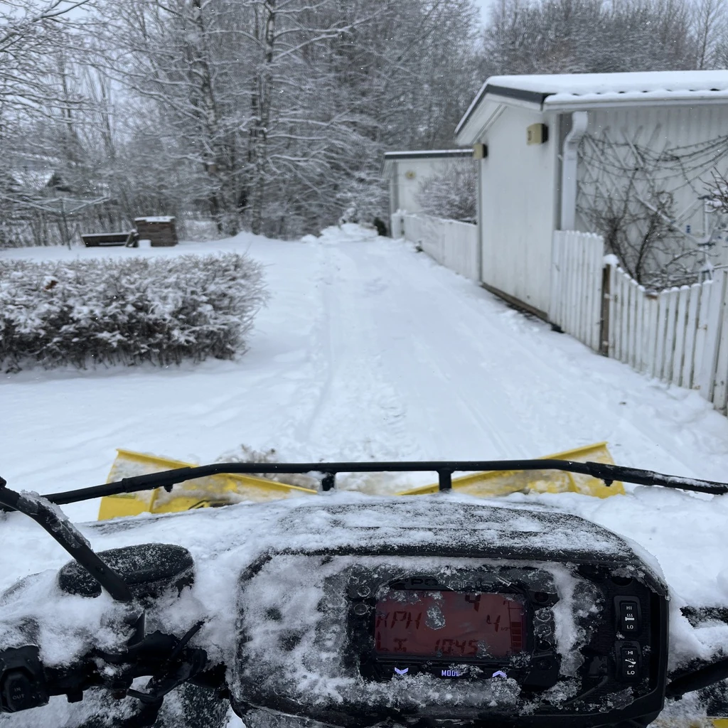 Lumityöt kiinteistön pihalla