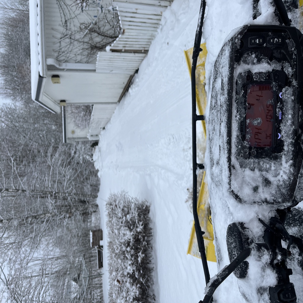 Lumityöt kiinteistön pihalla