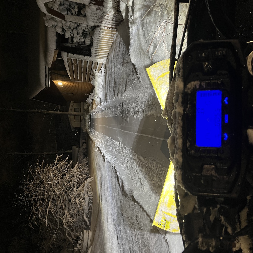 Taloyhtiön piha-alue talvella