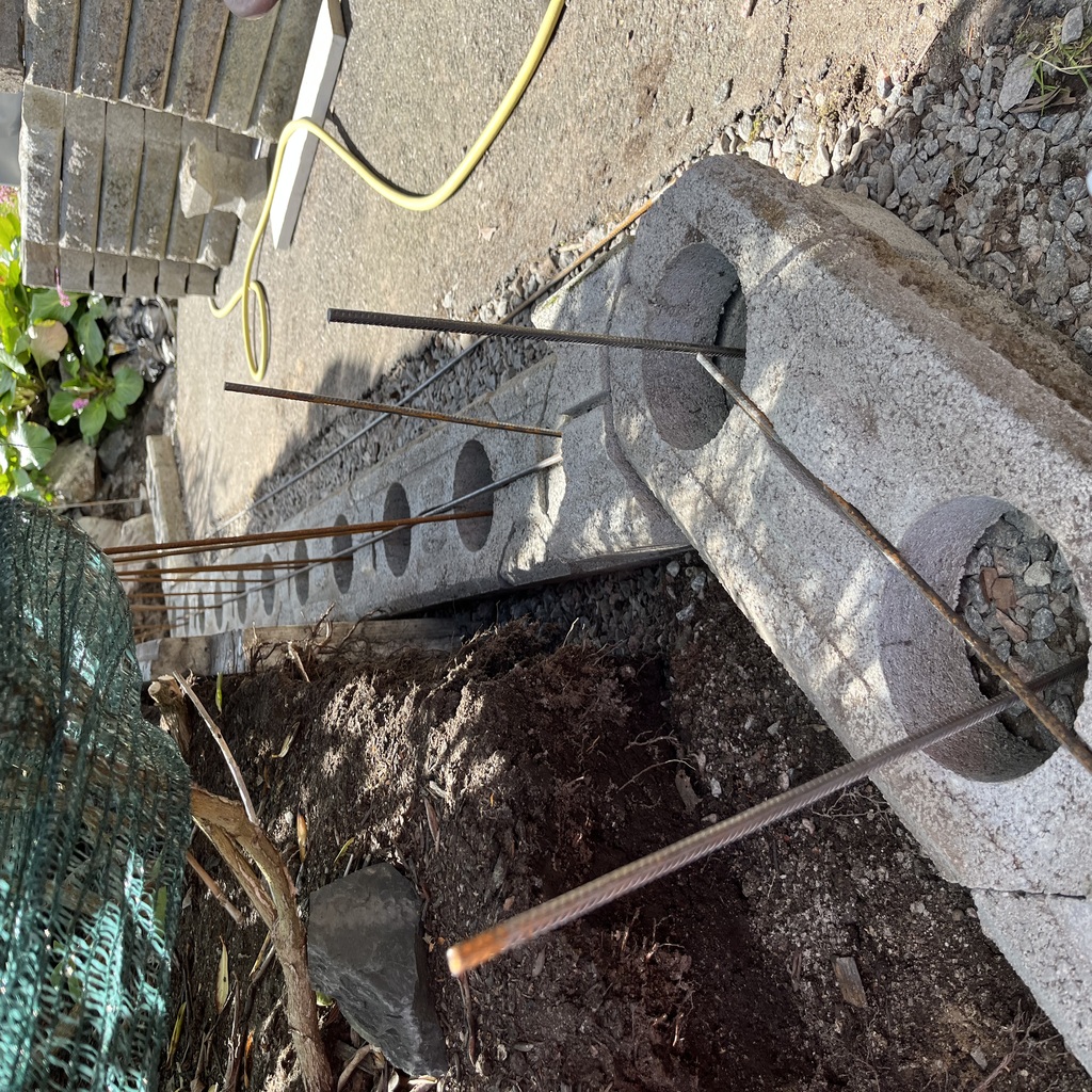 Pienkorjaustyö kiinteistössä tukimuurin korjaus